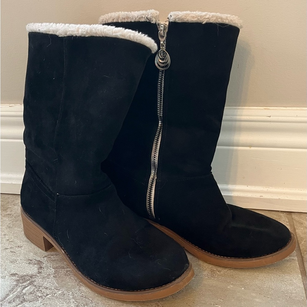 Black Boots with Faux Fur Trim and fuzzy lining. Lightweight sz 7